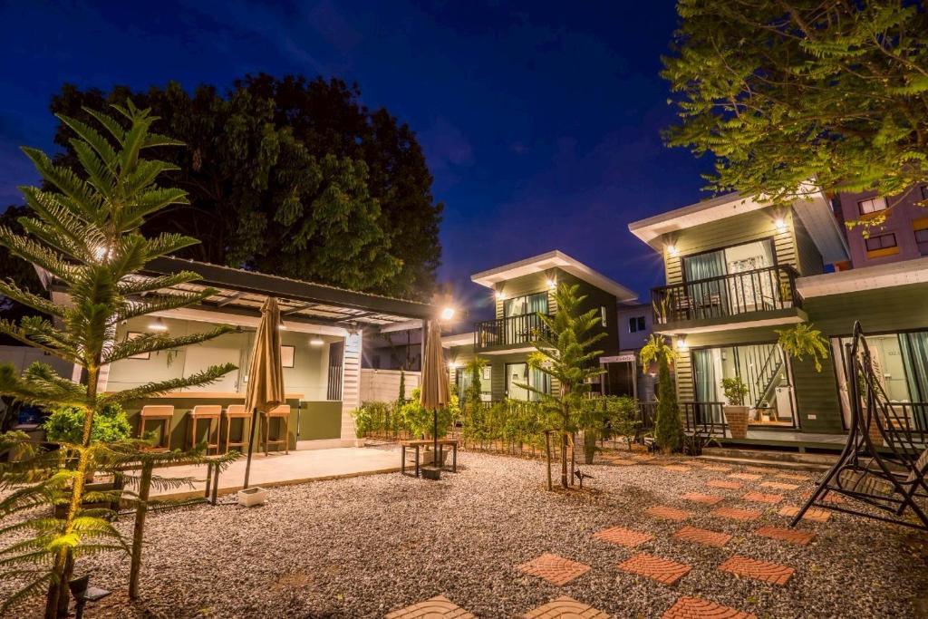 an exterior view of a house at night at Green Garden House กรีนการ์เด้นเฮ้าส์ นครพนม in Nakhon Phanom