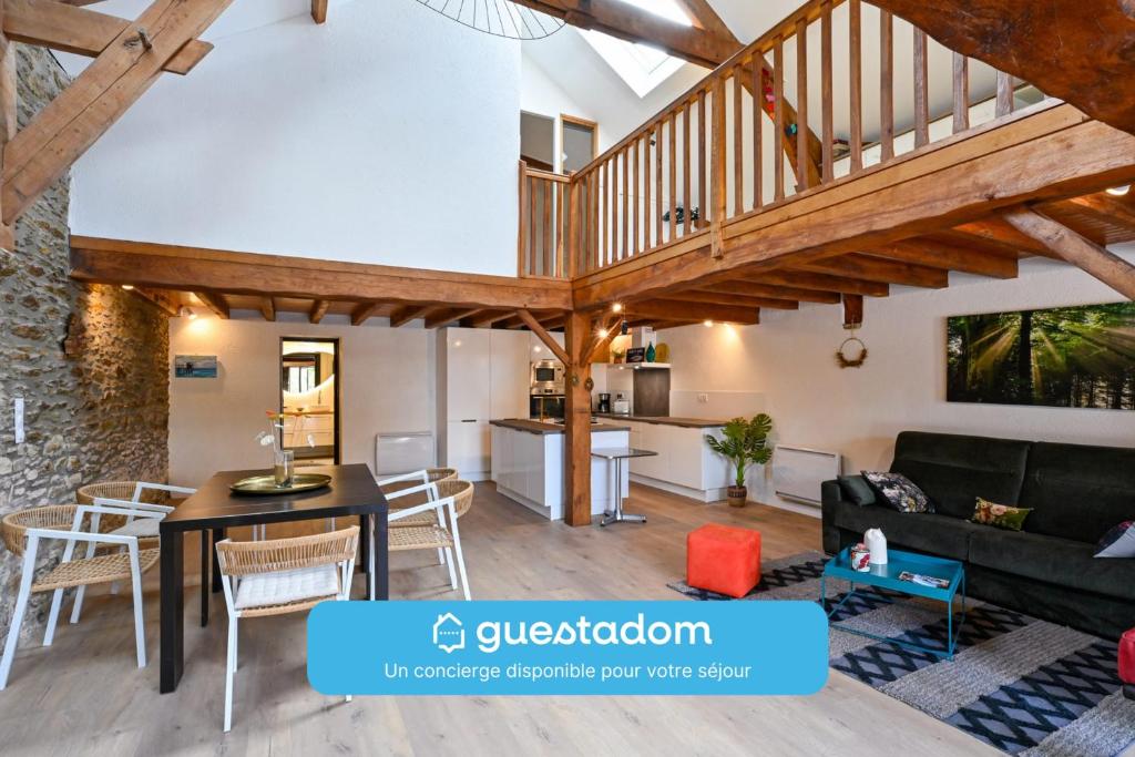 ein großes offenes Wohnzimmer und Esszimmer mit einem Loft in der Unterkunft La Cormorane - 100m plage - Parking in La Plaine-sur-Mer