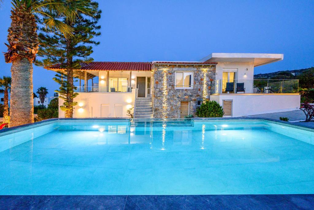Bazén v ubytovaní Queen's Gem Luxury Villa - Heated Jacuzzi & Pool alebo v jeho blízkosti