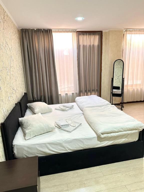 Postel nebo postele na pokoji v ubytování Hotel Alaverdi Palace