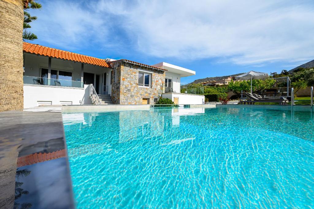 Bazén v ubytovaní Queen's Gem Luxury Villa - Heated Jacuzzi & Pool alebo v jeho blízkosti