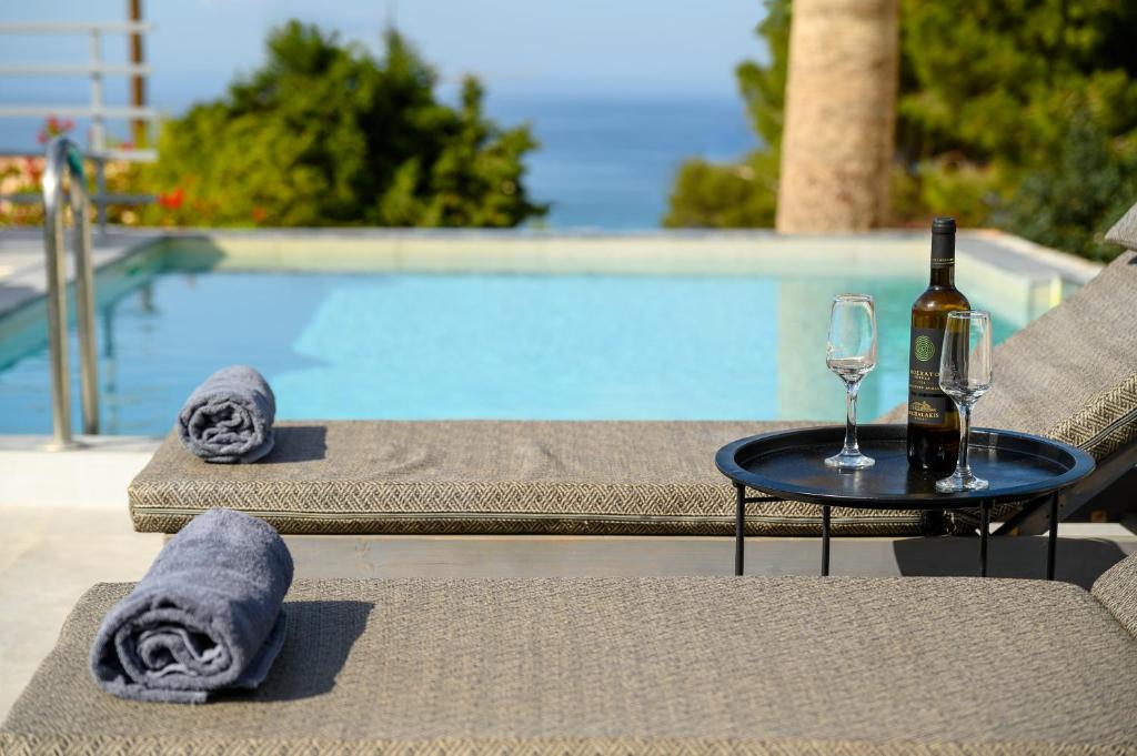 Bazén v ubytovaní Queen's Gem Luxury Villa - Heated Jacuzzi & Pool alebo v jeho blízkosti