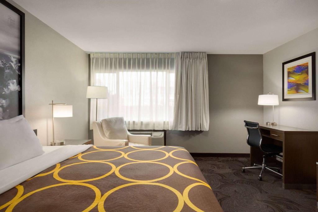 Super 8 by Wyndham Eureka - Kamer Met Kingsize Bed - Niet-Rokers