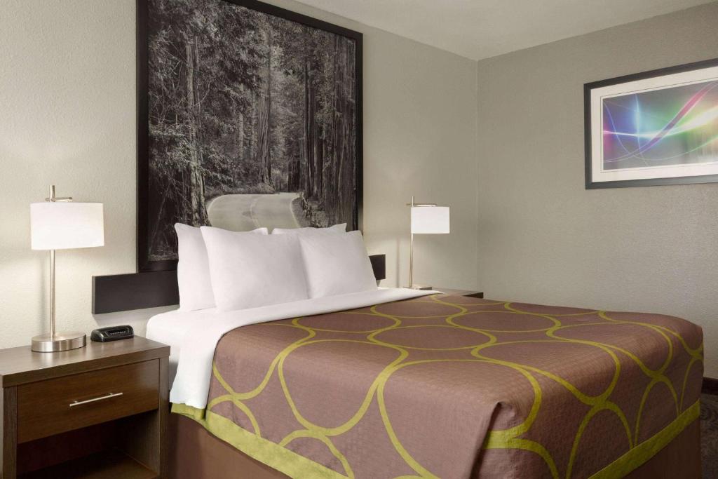 Super 8 by Wyndham Eureka - Kamer Met Queensize Bed - Niet-Rokers