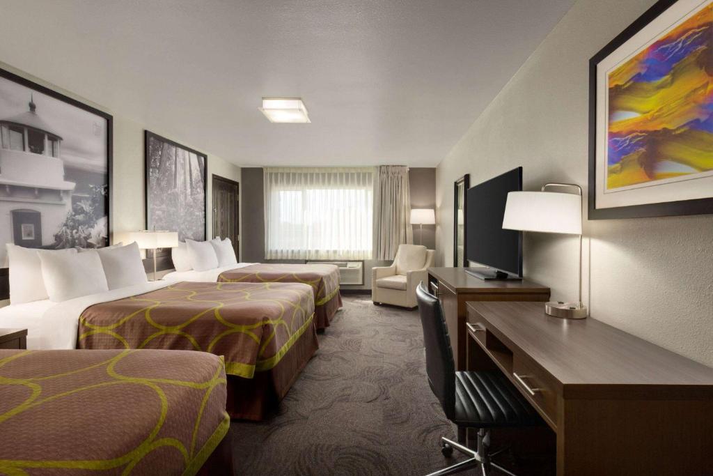 Super 8 by Wyndham Eureka - Double Room With Three Double Beds - Non-Smoking