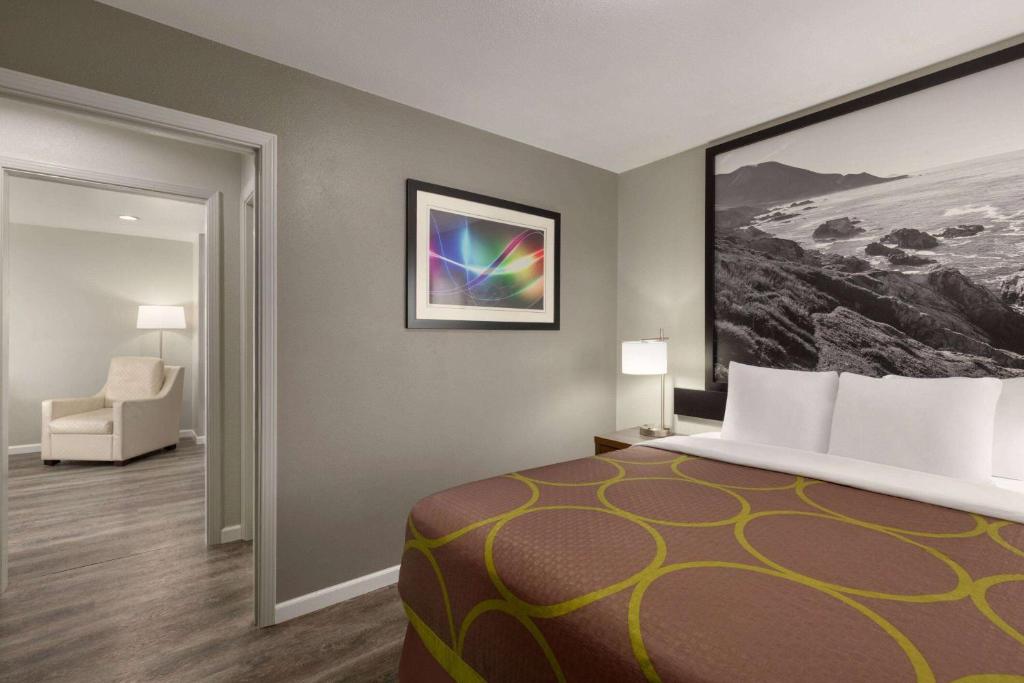 Super 8 by Wyndham Eureka - Two-Bedroom Queen Suite - Non-Smoking