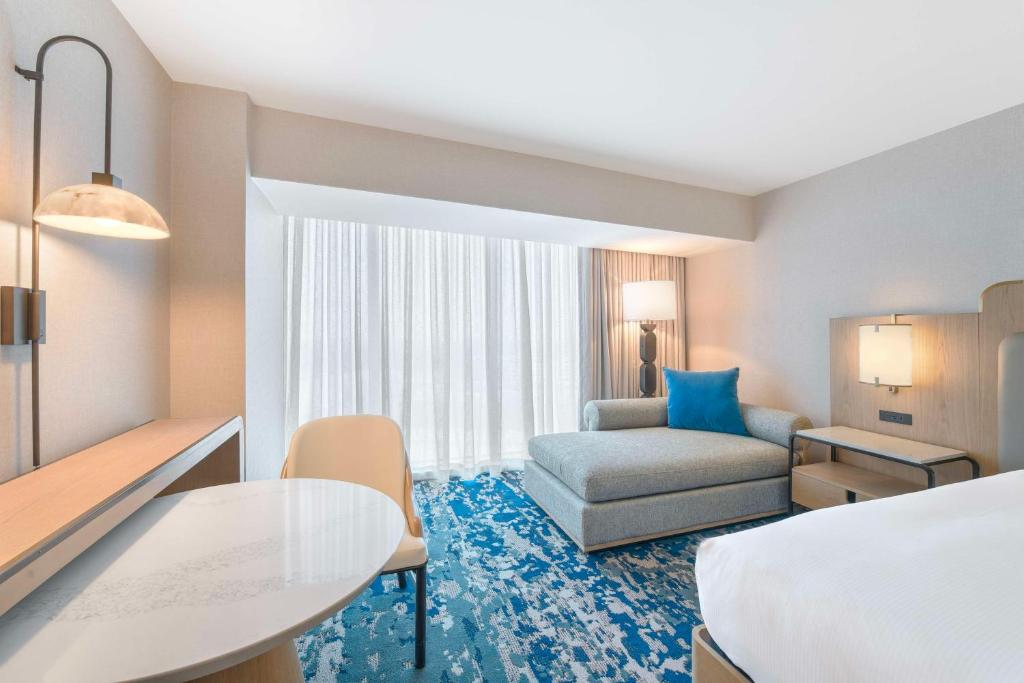 Hilton Anaheim - Queen Room With Two Queen Beds - Mobility Access
