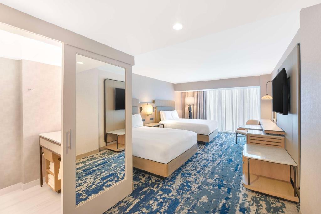 Hilton Anaheim - Queen Room With Two Queen Beds - Hearing Access
