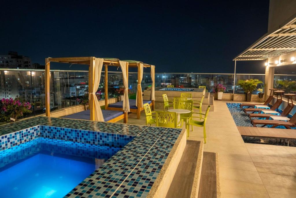 Bazén v ubytování Wyndham Garden Barranquilla nebo v jeho okolí