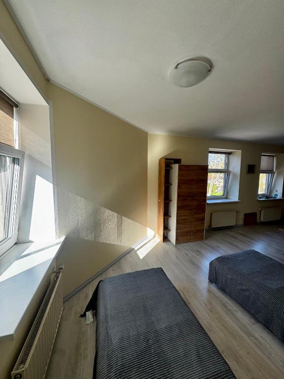 Postel nebo postele na pokoji v ubytování Vecpilsētas hostelis