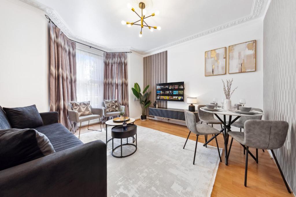 Et tv og/eller underholdning på North London 4-Bed House, Garden, Shops & Tube Nearby