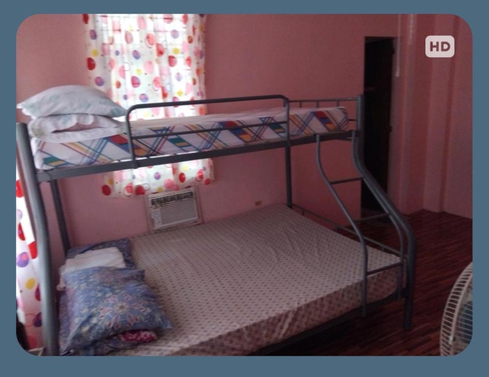 Postel nebo postele na pokoji v ubytování Josephine's Home Donsol