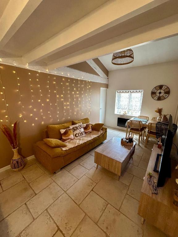 un salon avec un canapé et une table dans l'établissement Appartement centre ville , type 3 , parking , proche gare, à Sète