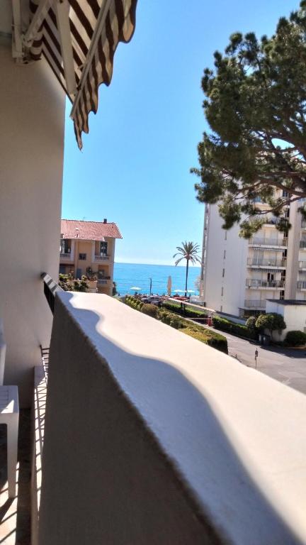 une vue sur l'océan depuis le balcon d'un immeuble dans l'établissement Proche mer charmant appartement, à Roquebrune-Cap-Martin