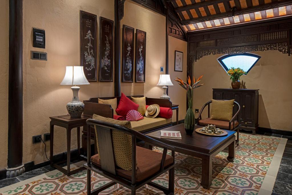 Khu vực ghế ngồi tại Ancient Huế Garden Houses