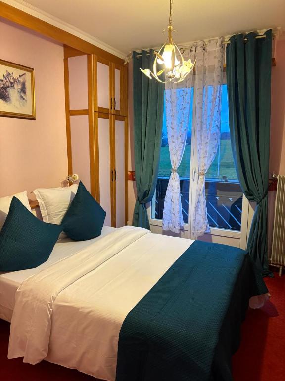 Postel nebo postele na pokoji v ubytování Hôtel l'Orée des Roches