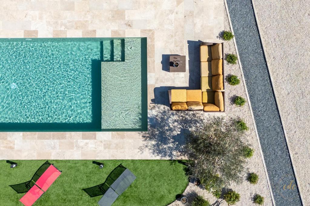 - une vue sur la piscine et ses 2 chaises dans l'établissement Villa Tharonnaise-10min parc fédéral CAUTION OBLIGATOIRE, à Chaumont-sur-Tharonne