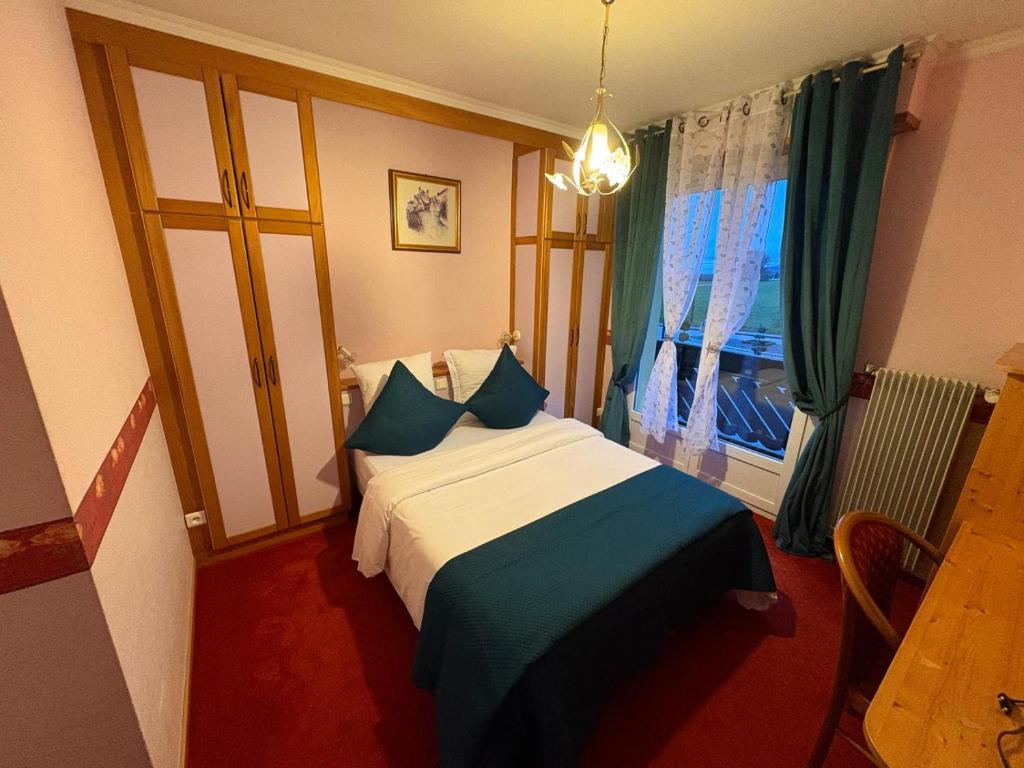 Postel nebo postele na pokoji v ubytování Hôtel l'Orée des Roches
