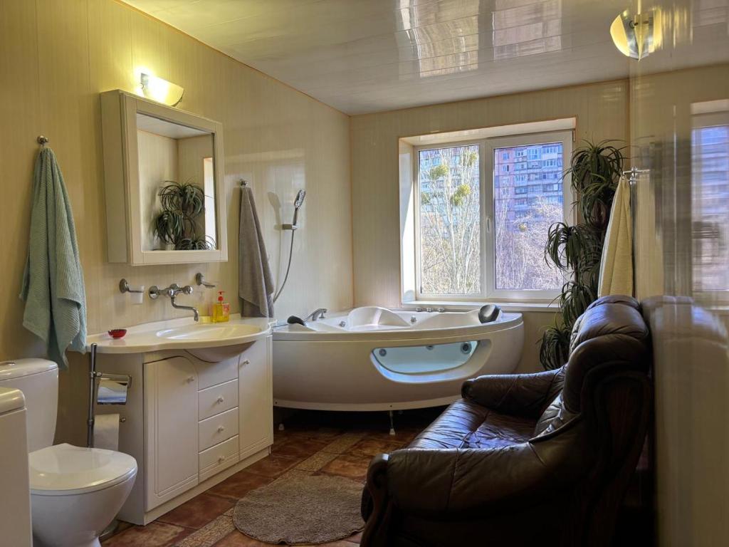 Un baño con bañera, lavabo y bañera. en Джакузи! Двухкомнатная квартира, Героев Труда Французкий, бульвар,Барабашово, en Járkov