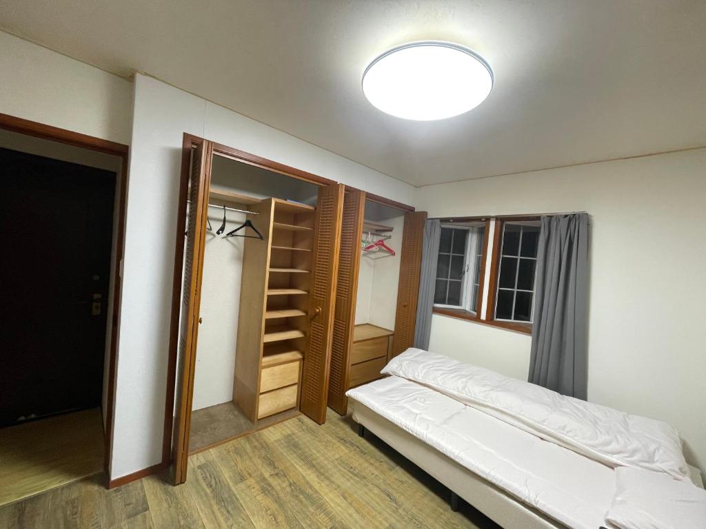 Postel nebo postele na pokoji v ubytování michi研究館