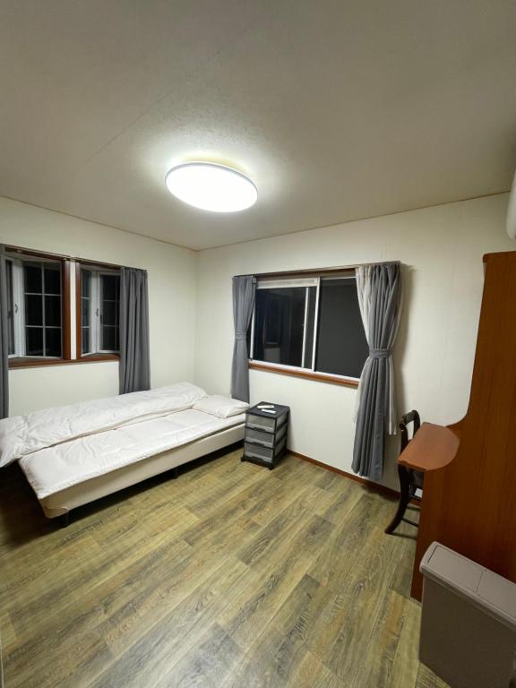 Postel nebo postele na pokoji v ubytování michi研究館