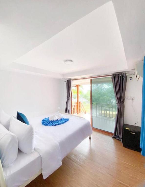 Postel nebo postele na pokoji v ubytování Europe Enchanted Bungalow Koh Rong