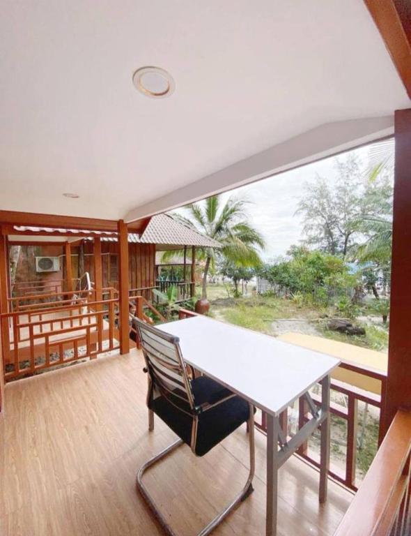 Balkón nebo terasa v ubytování Europe Enchanted Bungalow Koh Rong