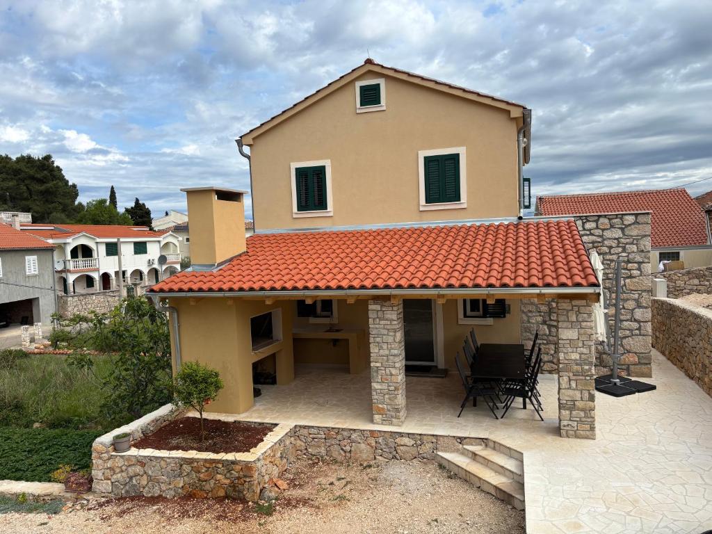 dom z pomarańczowym dachem i patio w obiekcie Villa Lali - Modern Villa near the sea in Lukoran w mieście Lukoran