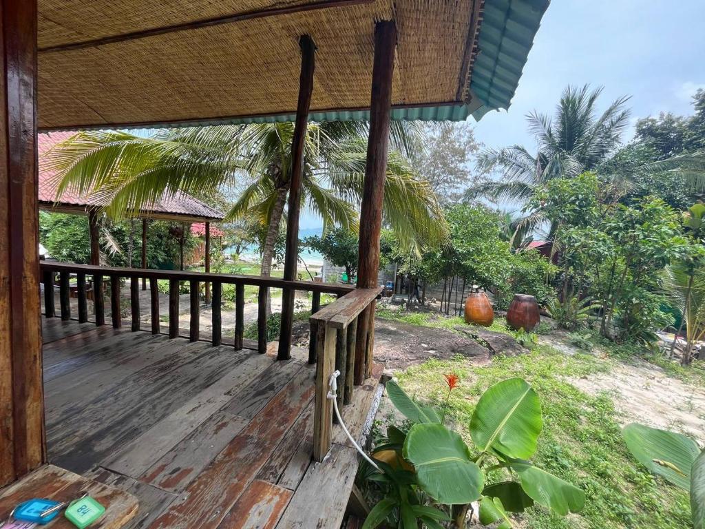 Zahrada ubytování Europe Enchanted Bungalow Koh Rong