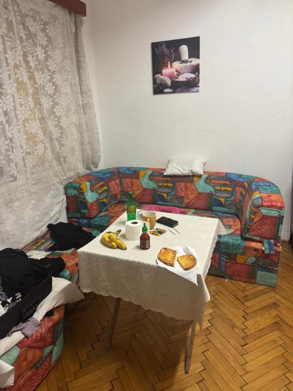 Jídlo v hostelu nebo okolí