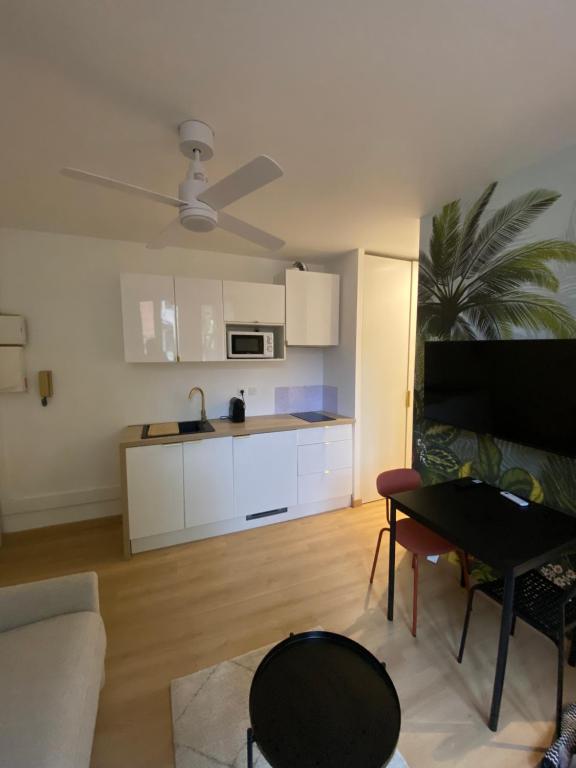 un salon avec un canapé et une table et une cuisine dans l'établissement Studio Calme au centre ville, à Toulouse