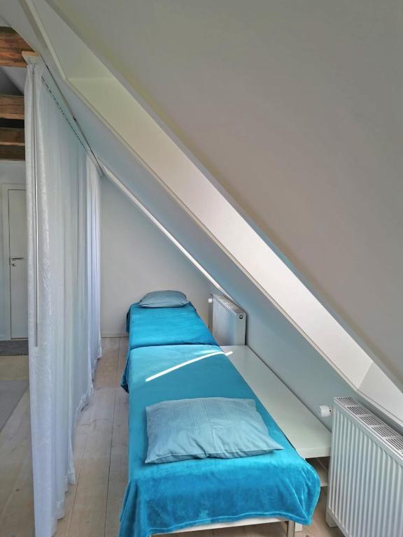 Postel nebo postele na pokoji v ubytování The 'Loft' Apartment- "Den Gule Svane" Guest House - near Rønne & Beach