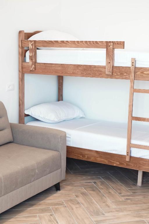 Un pat sau paturi într-o cameră la Marina Rooms