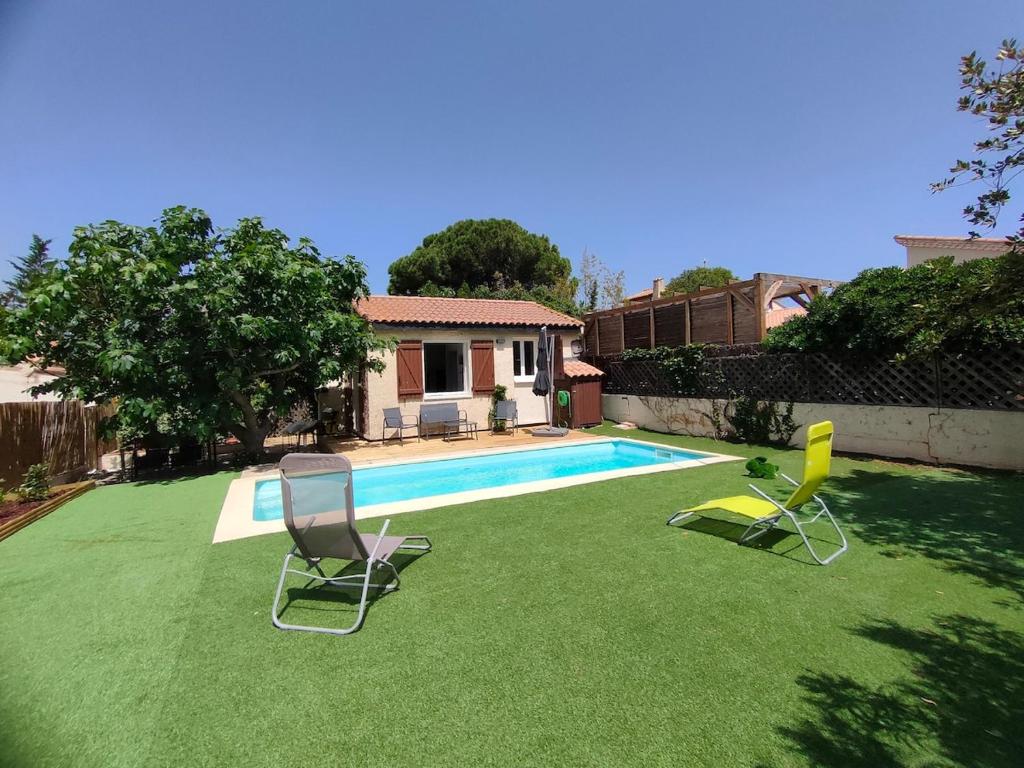 - deux chaises longues et une piscine dans la cour dans l'établissement Une Oasis de détente, un cocon avec piscine privée., à Marseillan