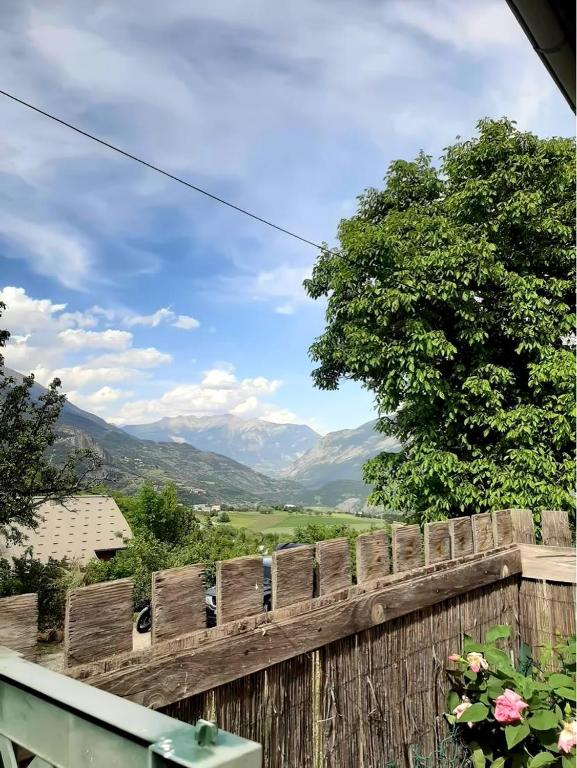 Nespecifikovaný výhled na hory nebo výhled na hory při pohledu z prázdninového domu