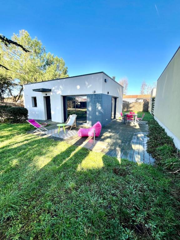 une maison avec un objet rose dans la cour dans l'établissement Peaceful house for 6 people 400 m from the sea, à Bretignolles-sur-Mer