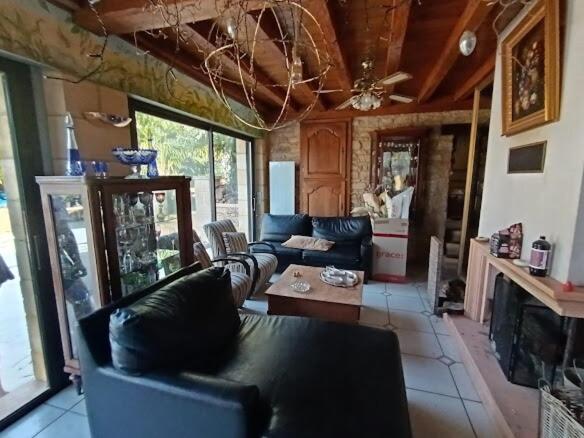 un salon avec un canapé et une table dans l'établissement Maison près de Sarlat, à Sarlat-la-Canéda