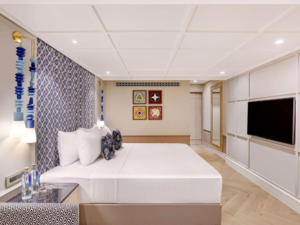Postel nebo postele na pokoji v ubytování Grand Mercure Goa Candolim - An Accor Hotels Brand