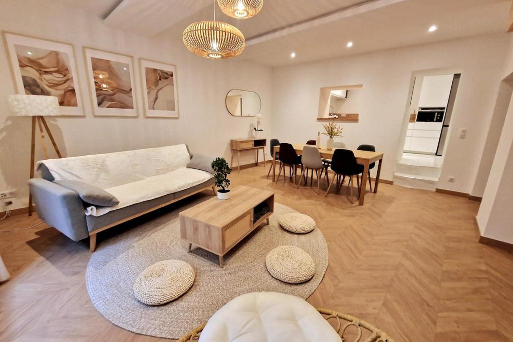 un salon avec un canapé et une table dans l'établissement LA LOGE : Un écrin de modernité spacieux avec 4 chambres au Cœur de Ville, à Montpellier