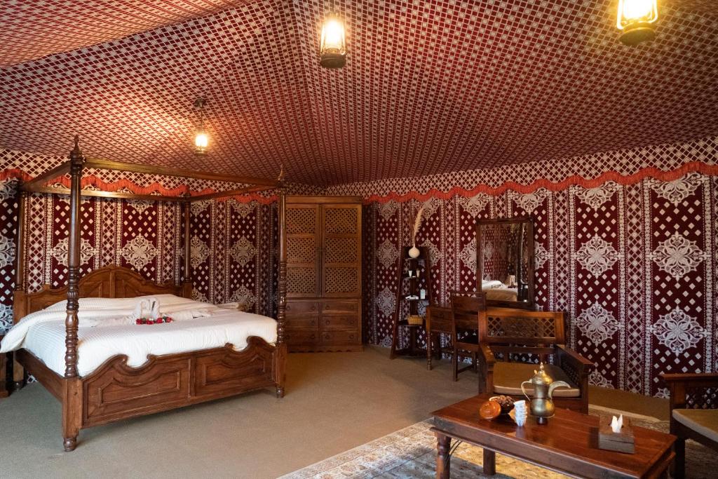 Postel nebo postele na pokoji v ubytování Al Marmoom Oasis Luxury Tents and Bedouin Experience