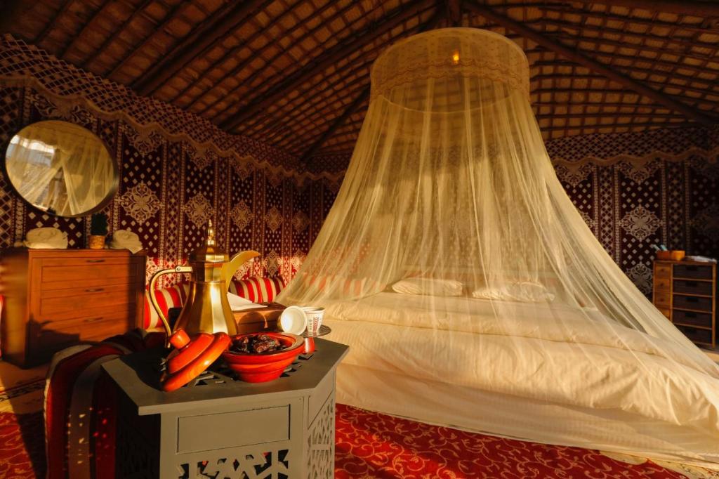 Postel nebo postele na pokoji v ubytování Al Marmoom Oasis Luxury Tents and Bedouin Experience