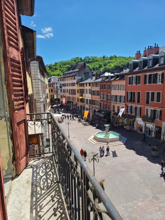 une vue d'une rue de la ville depuis un balcon dans l'établissement Le SAINT LEGER - Chambery centre, à Chambéry