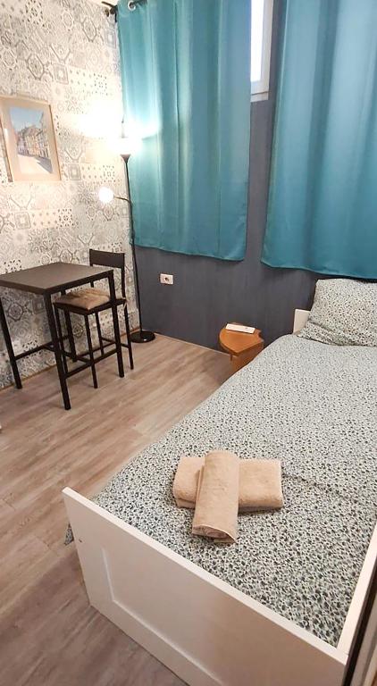 une chambre avec un lit avec deux serviettes dessus dans l'établissement La Provence Studio, à Colmar