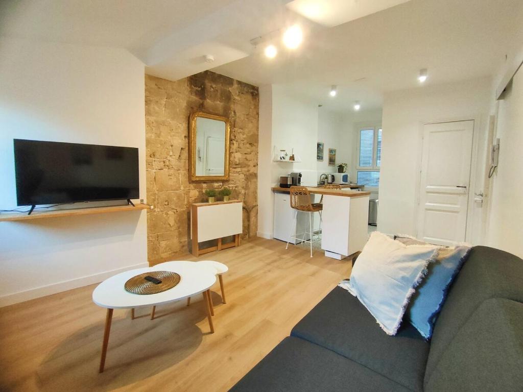 un salon avec un canapé et une table dans l'établissement BARNABE : Nid douillet perché en plein centre historique., à Montpellier