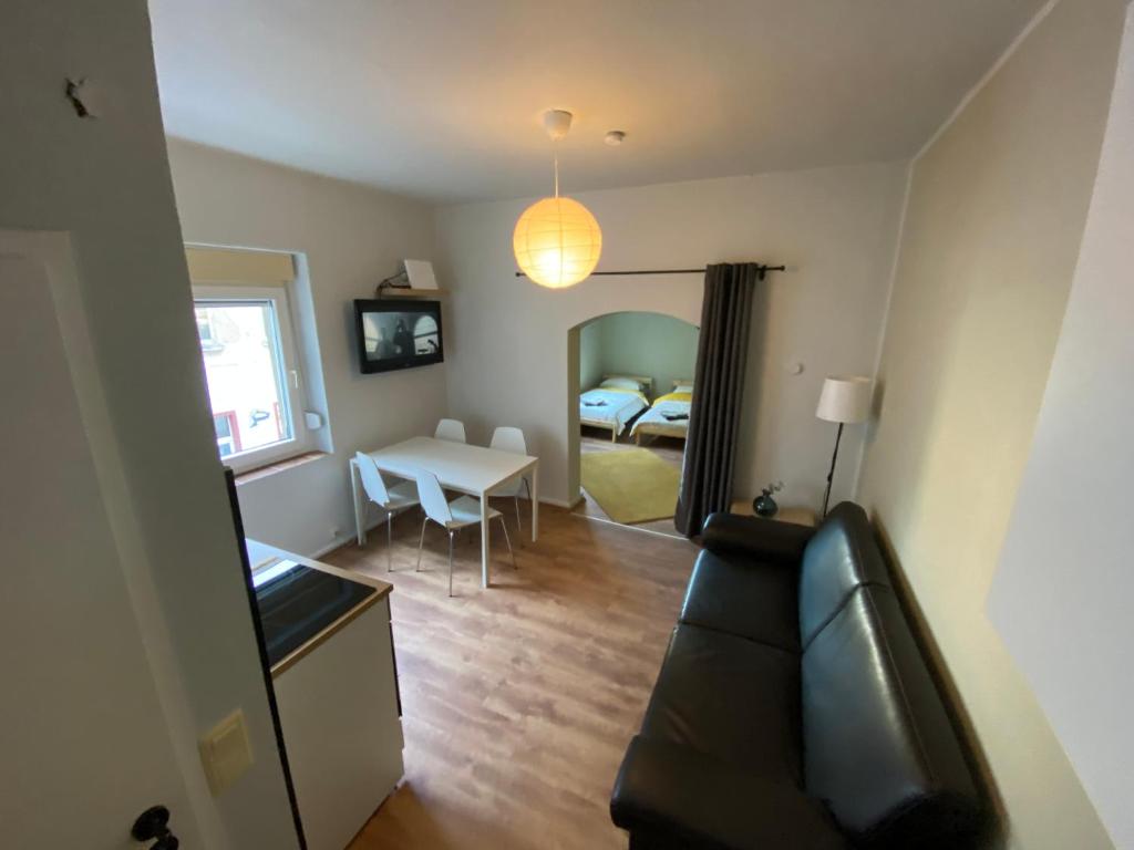a living room with a couch and a bedroom at EMAS 5 Wohnung mit 3 Einzelbetten, Küche in Krefeld