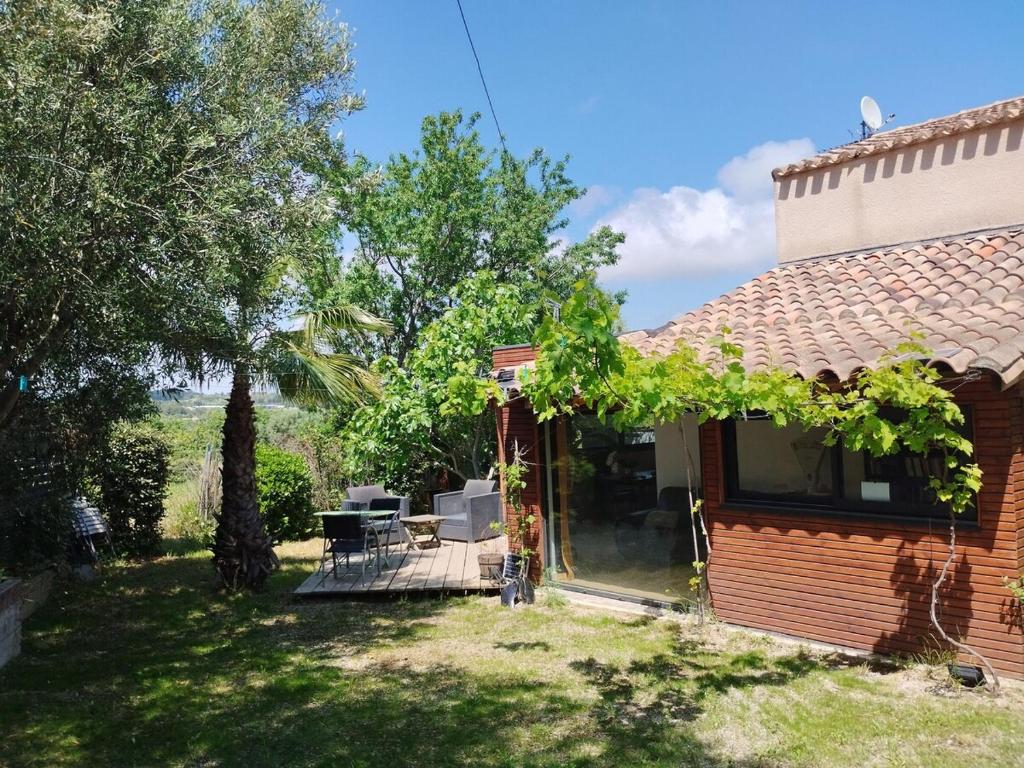 une maison avec une cour et une terrasse dans l'établissement O balcon de Thau : Un véritable havre de paix, une maison avec vue dégagée, 2 chambres et jardin., à Mèze