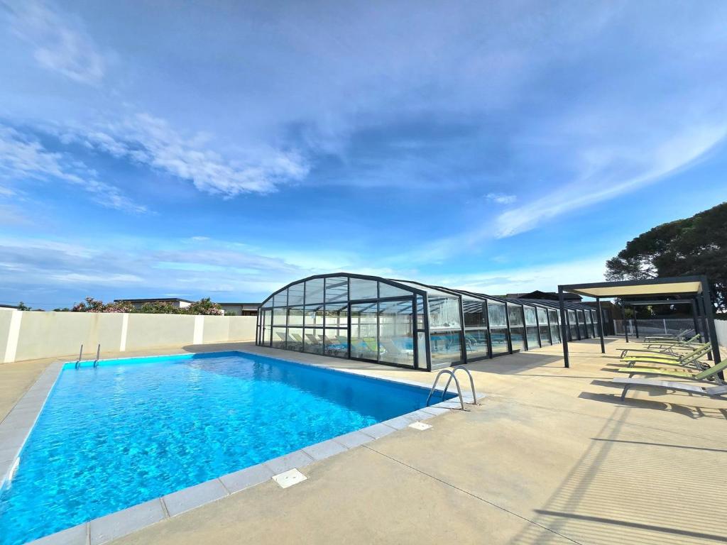 une piscine sur le toit d'un immeuble dans l'établissement GRENATIERE, à Pomérols