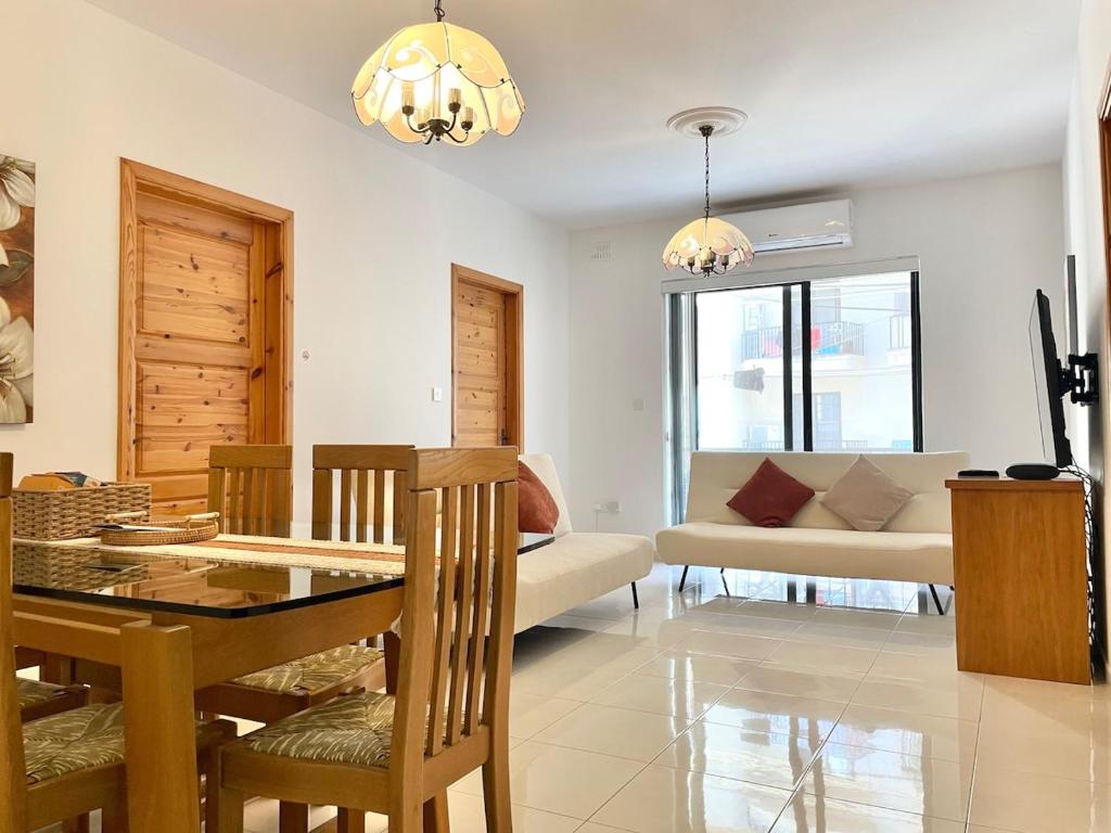 Posezení v ubytování Modern Mediterranean 3 Bed, 2 Bath in St Pauls Bay - 5 Min Walk to Promenade, Beaches Nearby