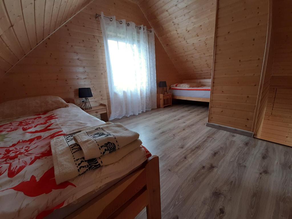 Posteľ alebo postele v izbe v ubytovaní Czarcie Chatki