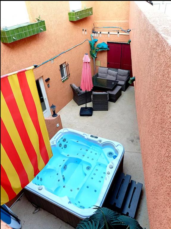 une vue d'un patio avec un bain à remous sur un immeuble dans l'établissement Hacienda, au Barcarès